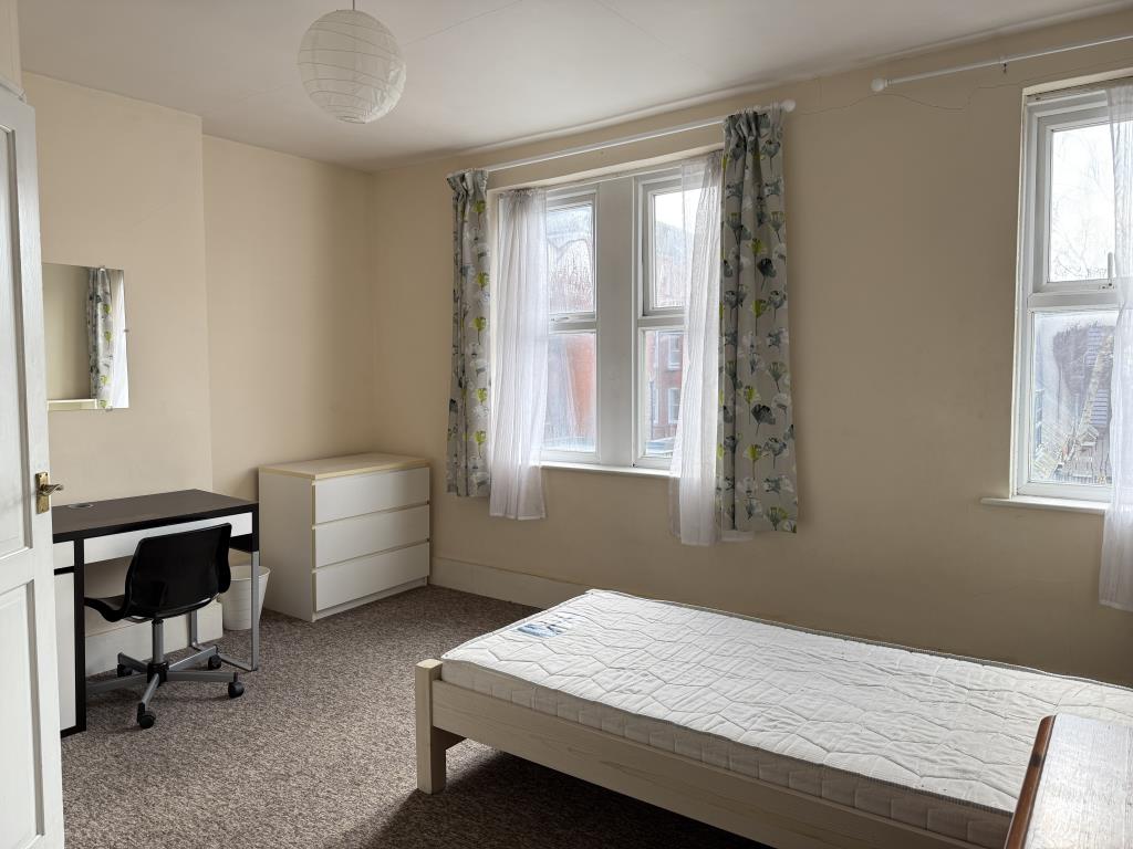 Lot: 144 - FREEHOLD HOUSE FOR INVESTMENT OR OCCUPATION - First floor front bedroom